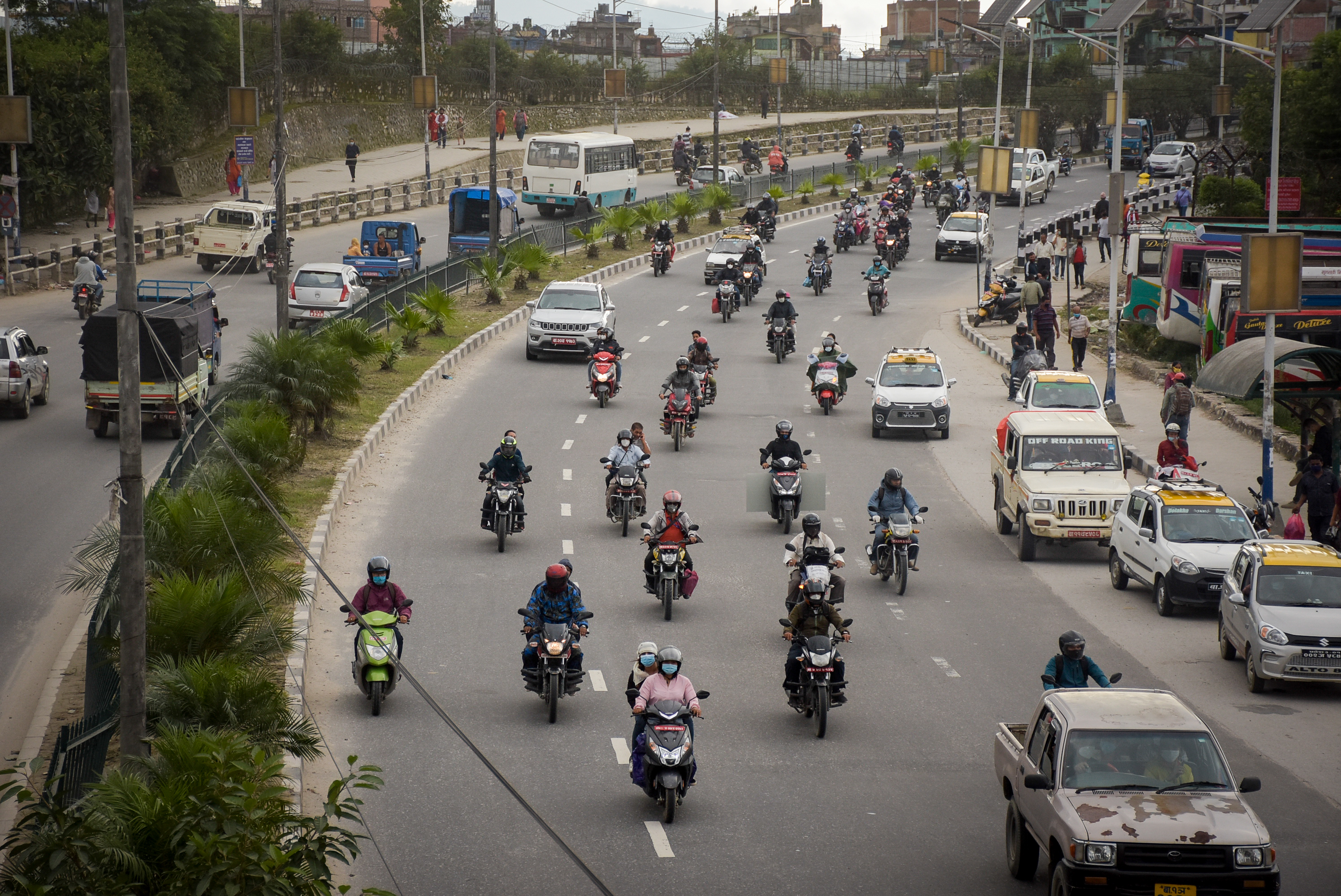 काठमाडौंमा निजी सवारीमा जोर बिजोर, बारअनुसार पसल खुल्ने गरि ४ दिन निषेधाज्ञा थप