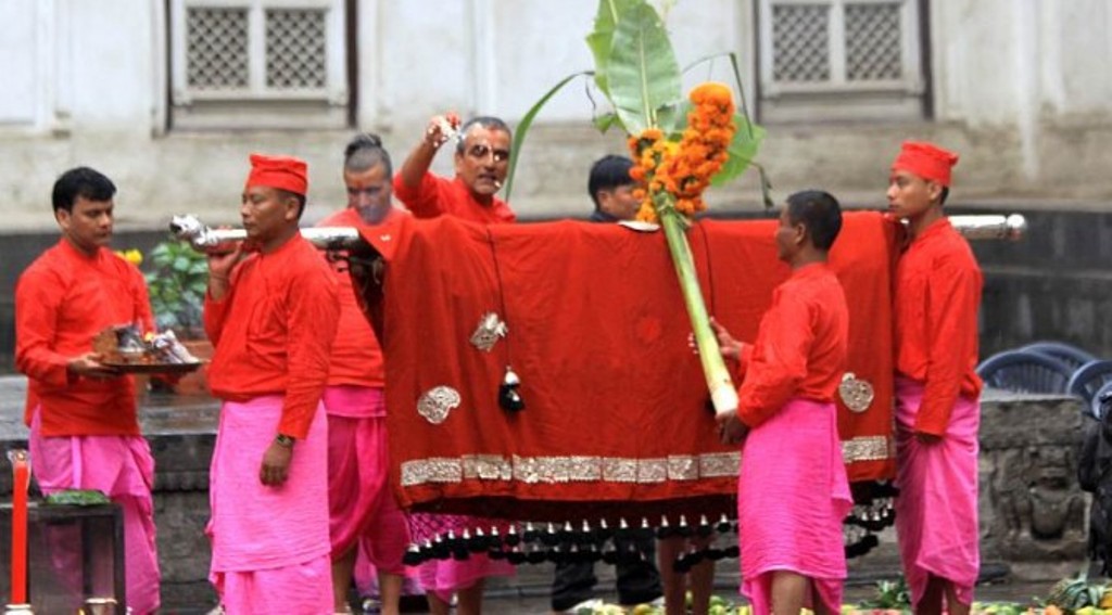 आज फूलपाती, घर घरमा फूलपाती भित्र्याएर मनाइदै