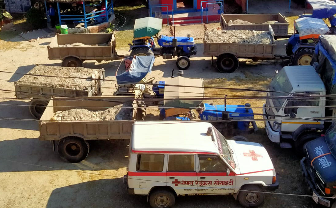 अबैध रुपमा नदीजन्य पदार्थ उत्खनन गर्ने ट्याक्टरहरु प्रहरी नियन्त्रणमा अबैध रुपमा नदीजन्य पदार्थ उत्खनन गर्ने ट्याक्टरहरु प्रहरी नियन्त्रणमा