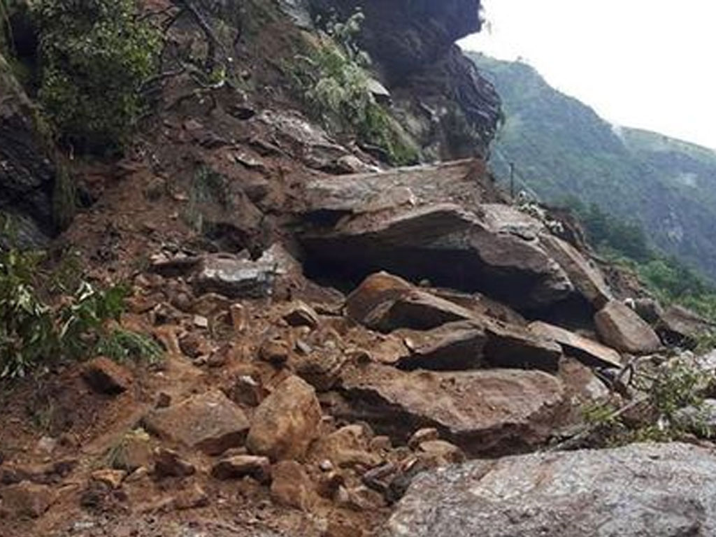 पृथ्वी राजमार्ग पनि ठाउँठाउँमा अवरुद्ध