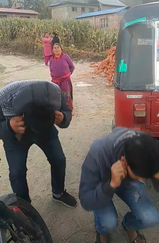 मृगौला रोगीलाई सहयोग भन्दै ठगी गरि हिडेकालाई स्थानीयले उठबस गराए