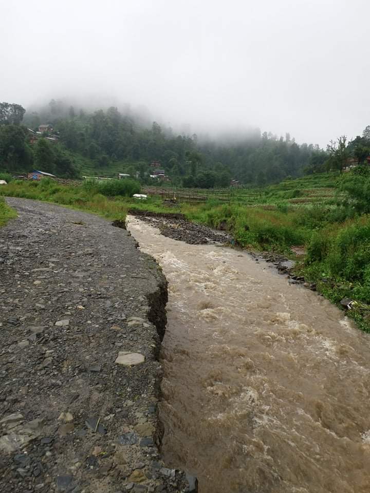पहिरो कारण काठमाडौं जोड्ने सबै सडक मार्ग अवरुद्ध, थाहामा के के भयो !