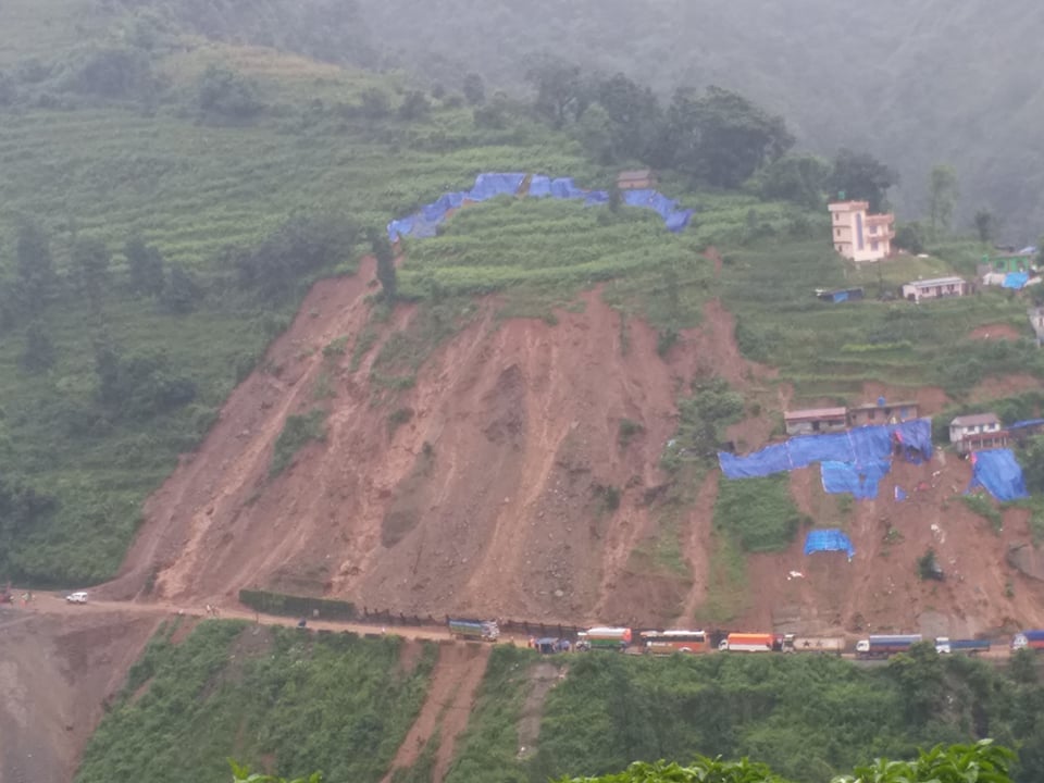 सिस्नेखोलामा पहिरोका कारण नौविसे—नागढुङ्गाको यातायात अवरुद्ध सिस्नेखोलामा पहिरोका कारण नौविसे—नागढुङ्गाको यातायात अवरुद्ध