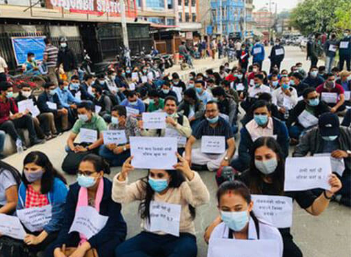 ‘हामी यहाँ छौँ भन्दै शाखा अधिकृत परीक्षार्थीहरू लोक सेवा आयोगको कार्यालयमा बसे धर्ना