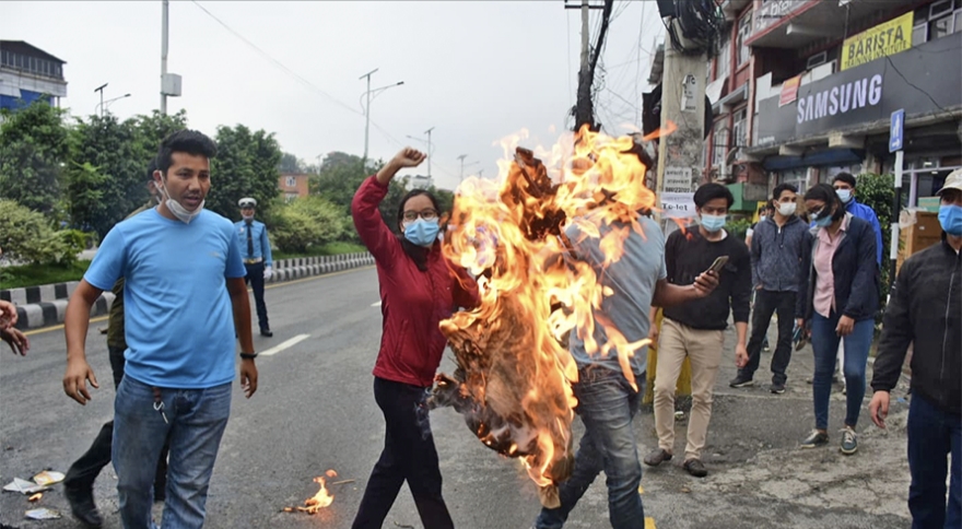 बानेश्वरमा राष्ट्रपति र प्रधानमन्त्रीको पुत्ला दहन